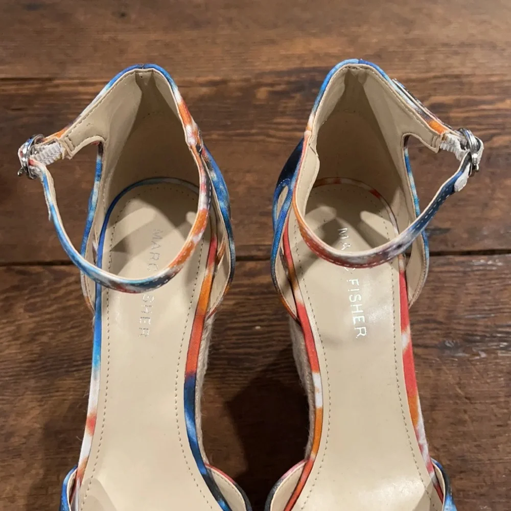 MARC FISHER TEELAN BLUE PATRIOTIC TIE DYE ESPADRILLE WEDGE SANDALS SIZE 8